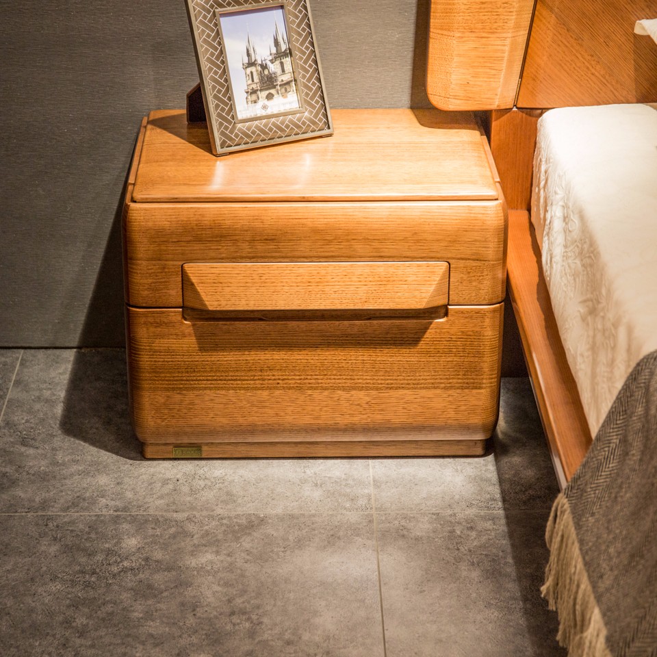 皇品德式风格瑞格楠木床头柜