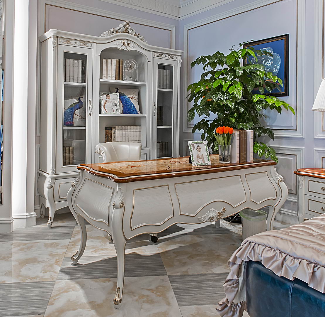 天花板和地面均以乳白色为主调,干净的墙面,欧美风情书房