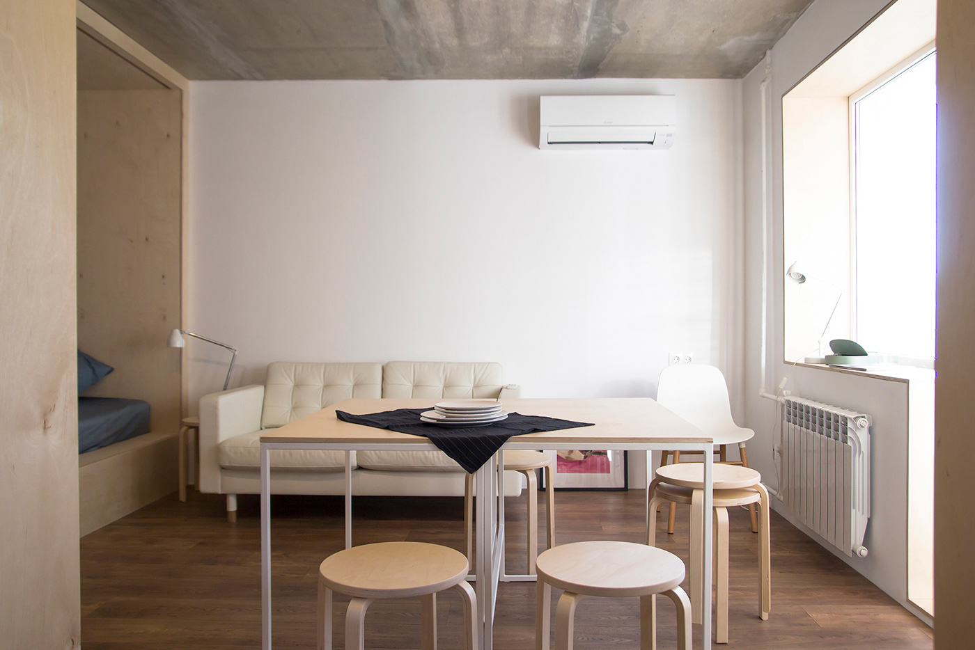 在一个狭小的空间自如生活,反倒生出一种温馨感.